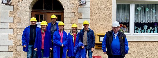 Teilnehmende des Erfahrungsaustauschkreises vor dem Eingang des Bergwerk