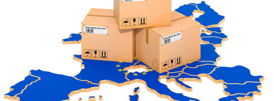 Auf einer blauen Landkarte der EU-Länder stehen 3 Kartons
