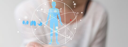 Über einer Hand schwebt die Projektion eines Menschen