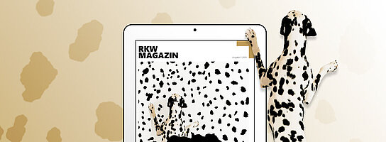 Aufrecht stehender Dalmatiner vor dem Cover des RKW Magazin