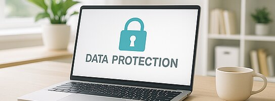 Geöffnes Laptop, auf dem Bildschirm steht Datenschutz