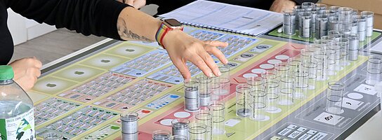 Spielbrett mit Figuren eines Planspiels