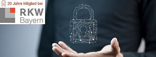 Über der geöffneten Hand eines Mannes schwebt ein symbolisches Schloß.