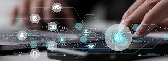 Hände an der Tastatur im Hintergrund, Symbole für Internet of Things im Vordergrund