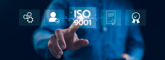 Hollogramme zeigen Schriftzug ISO9001 und Symbole wie Zahnräder, Zertifikat, Mensch und Orden